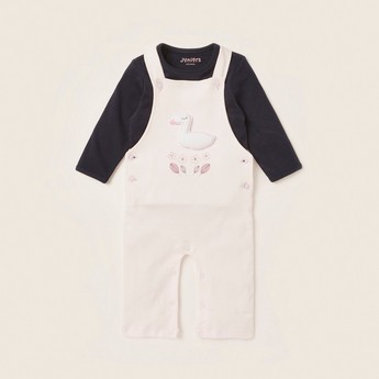 Juniors Solid T-shirt and Dungarees with Applique Detail