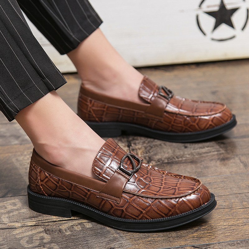 2021 Spring New Crocodile Pattern PU Leather Leather Shoes Casual Flat England Men Dress Shoes Pointed Toe Fashion Overs