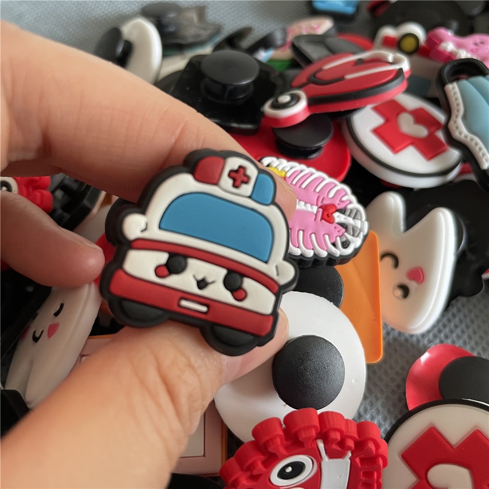 Free Shipping 25pcs Croc Charms Designer Cartoon Food Medical Animal PVC Clogs Wristbands Shoe Decoration Party Gifts Wholesale