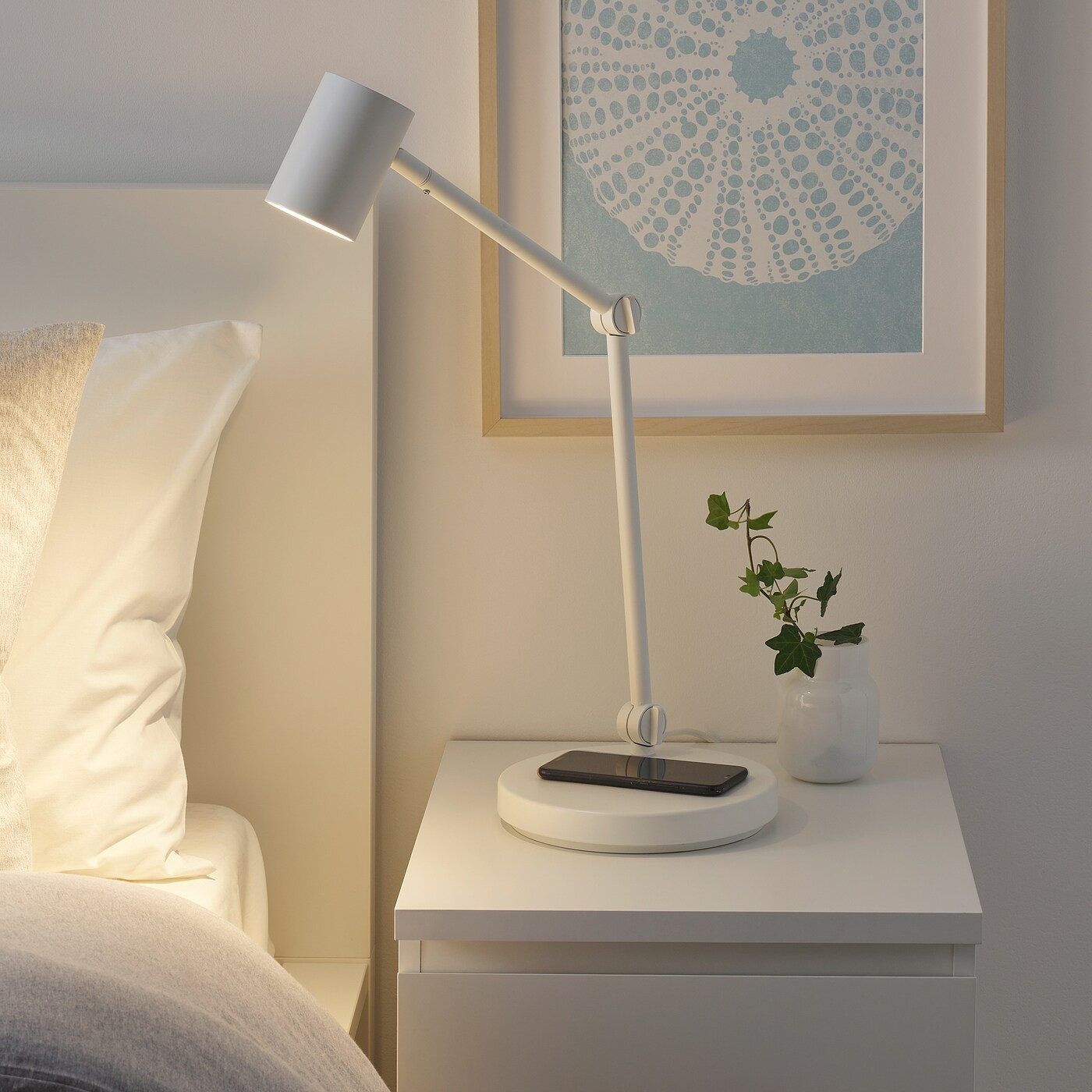 NYMÅNE Work lamp with wireless charging