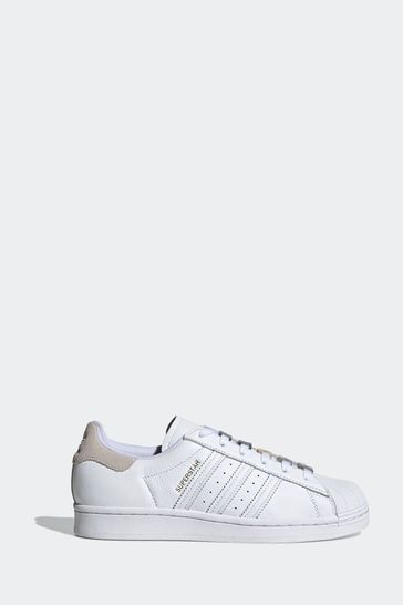 حذاء رياضي أبيض سوبر ستار من adidas للنساء