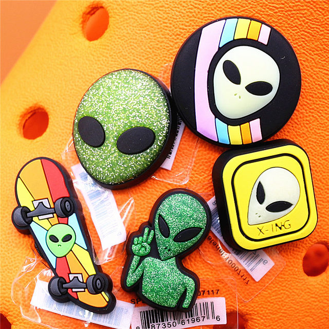 Original Space Alien Designer Shoe Charms 5pcs/lot Croc Buckle Luxury Accessories Rainbow Sun Clog Dog Jewelry Decorations Jibz