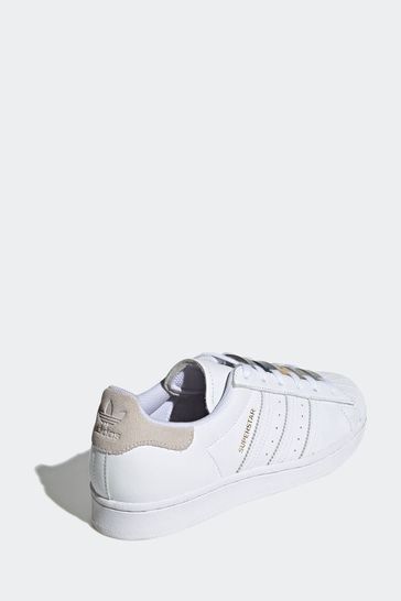 حذاء رياضي أبيض سوبر ستار من adidas للنساء