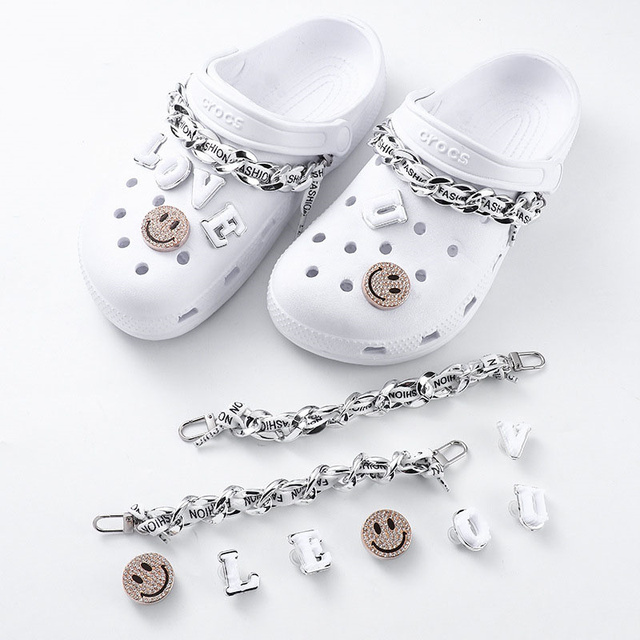 Luxury Designer Shoes Charms for Croc Fashion Clogs Shoe Charms Brand Retro Shoe Buckle Golden Chain Shoe Decorations 지비츠