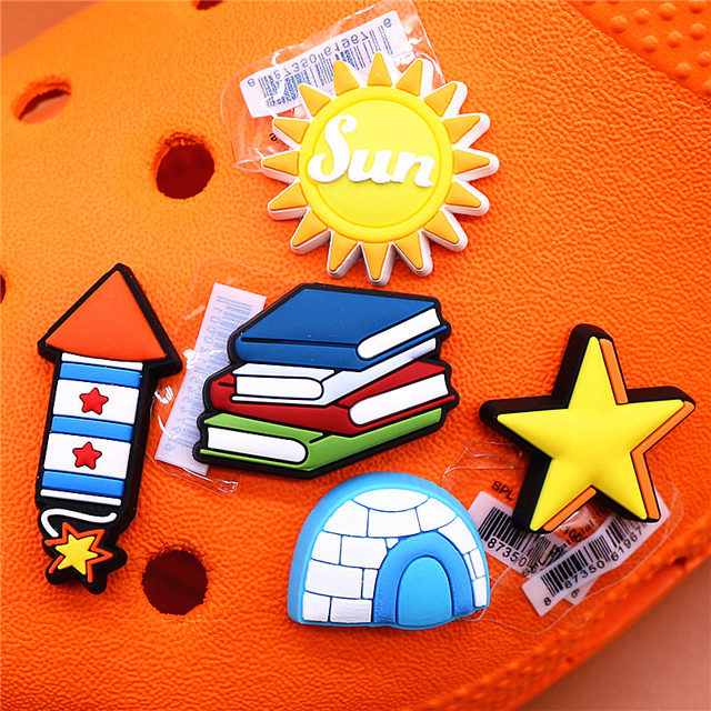 Original Space Alien Designer Shoe Charms 5pcs/lot Croc Buckle Luxury Accessories Rainbow Sun Clog Dog Jewelry Decorations Jibz