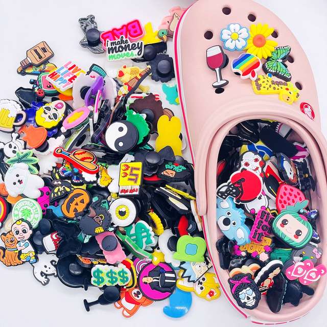 Big Sale Random Sandals Shoes Charms Buckle Clog Shoes Decorations Boys Girls Garden Shoes Accessories Fit Wristbands Croc Jibz