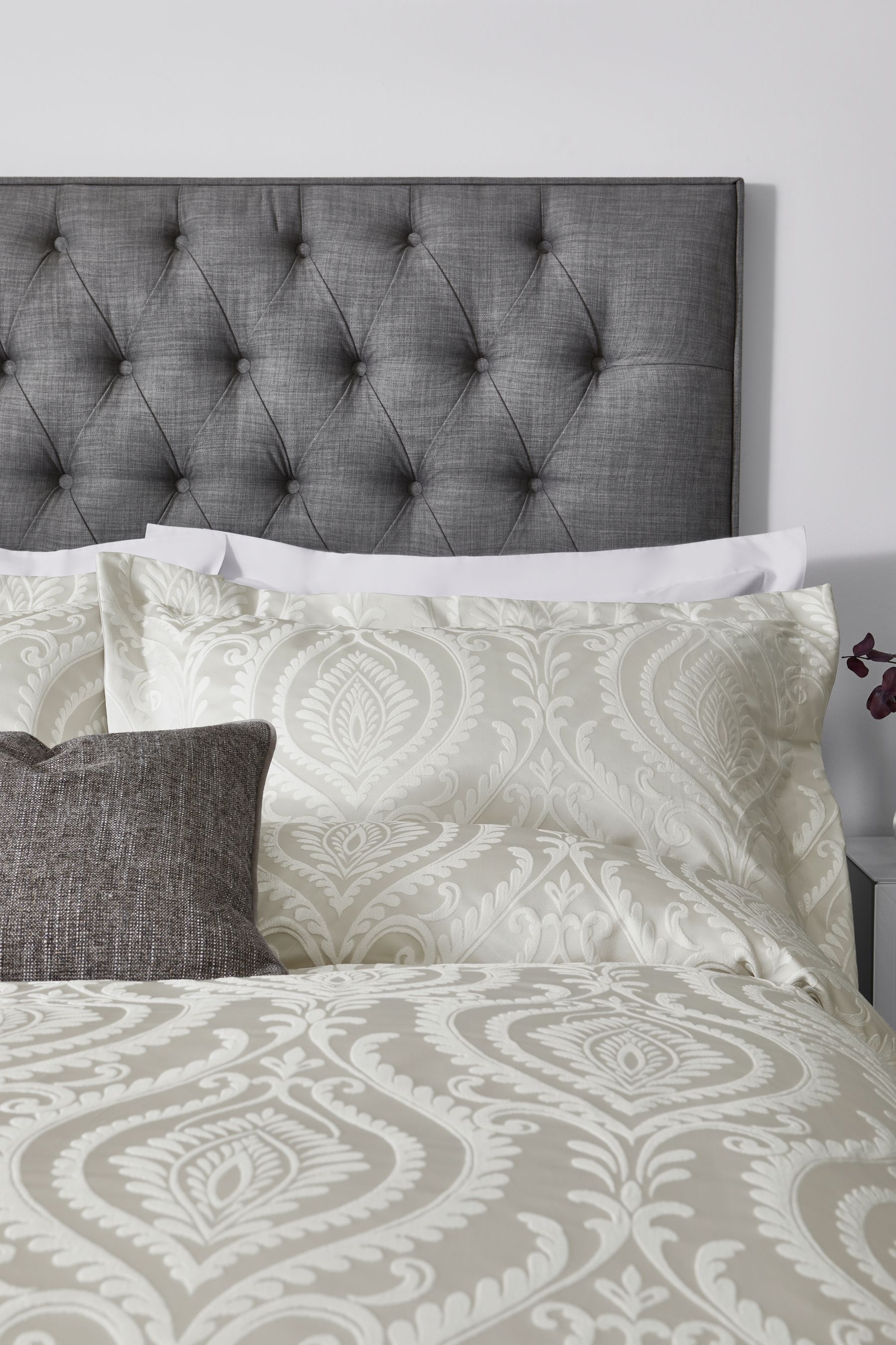 Luxurious Damask Woven Jacquard Duvet Cover and Pillowcase Set