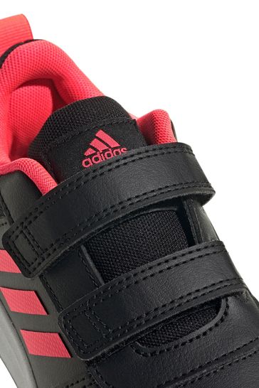 حذاء رياضي أسود للأولاد من Adidas بحزام Tensaur للشباب والصغار