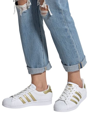 حذاء رياضي أبيض Superstar من adidas Originals