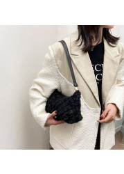 Women's Fashion Shoulder Bag Plush Diamond Lattice Bag Underarm Ladies Casual Shoulder Bags Winter Decoration Supplies