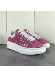 The new sneakers are covered with sequins and lace, the raw black is very bright and charming, merging s cool