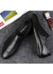 Men's fashion leather shoes loafers soft comfortable breathable flat shoes men's lightweight driving shoes lazy shoes