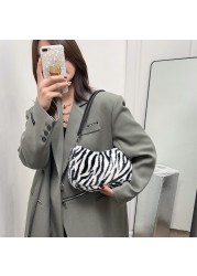 2021 Winter Love Heart Print Underarm Handbags Women Soft Plush Leopard Zebra Small Shoulder Bags Female Warm Fluffy Tote Bags