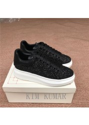 The new sneakers are covered with sequins and lace, the raw black is very bright and charming, merging s cool